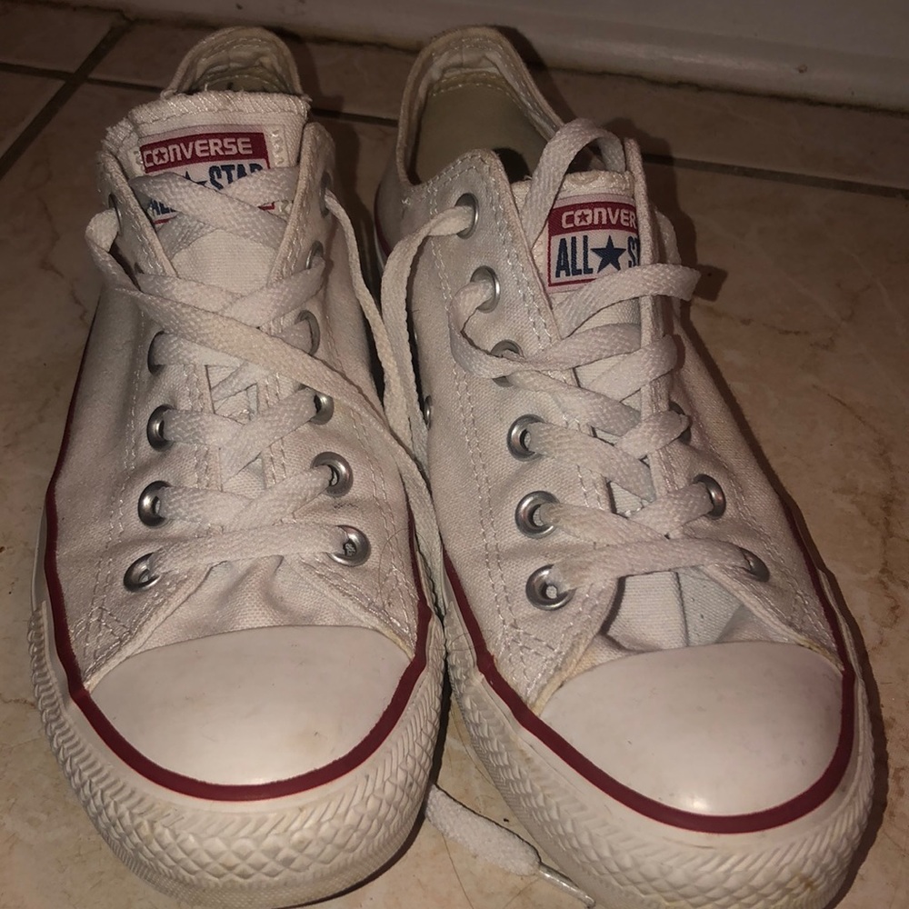 White converse chuck taylor all star low top